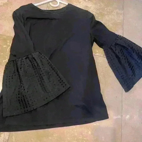 Stella & Dot black t shirt fitting with 3/4 length bell sleeves. Size Medium. - Picture 3 of 7